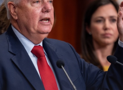 El secretario de Defensa de Estados Unidos, Pete Hegseth, anunció este jueves el inicio de la operación militar “Lanza del Sur”, una ofensiva dirigida por el Comando Sur (Southcom) contra los “narcoterroristas” que operan en Latinoamérica y que, según Washington, representan una amenaza directa para la seguridad del hemisferio occidental.  “El presidente Donald Trump ordenó actuar y el Departamento de Guerra está cumpliendo”, afirmó el secretario de Defensa en la red social X.  Destacó además que la misión pretende “proteger a la nación de las drogas que están matando a nuestra gente” y recordó que el hemisferio occidental “es el vecindario de Estados Unidos y será defendido”.  Las declaraciones se difundieron horas después de que trascendiera la muerte de cuatro personas en un ataque efectuado a inicios de esta semana por fuerzas estadounidenses en el Caribe, hecho confirmado por fuentes del Pentágono a CBS y posteriormente a CNN.  «Operaciones letales»  Con este nuevo incidente, Washington acumula veinte operaciones letales contra presuntas narcolanchas desde mediados de septiembre. Las acciones suman 80 fallecidos, de acuerdo con reportes oficiales. Hegseth también recordó que el domingo anunció dos ataques adicionales contra embarcaciones con tres tripulantes cada una, sin sobrevivientes.  La operación “Lanza del Sur” marca una fase ampliada de presión militar contra organizaciones criminales que actúan en aguas cercanas a países gobernados por regímenes aliados al narcotráfico y cuya permisividad —según autoridades estadounidenses— facilita las rutas de tráfico hacia Norteamérica.  La administración del presidente Donald Trump sostiene que estas acciones forman parte de un esfuerzo para contener la expansión de estructuras ilícitas que desestabilizan la región.   «Vigilancia en el Caribe»  El mayor portaaviones de Estados Unidos y del mundo, el USS Gerald Ford, se incorporó el martes al operativo de la marina de Estados Unidos contra el tráfico de drogas procedente de Latinoamérica, un despliegue que analistas ven como una forma de presión para provocar la salida del narcodictador Nicolás Maduro.  El Comando Sur de las Fuerzas Navales de Estados Unidos afirmó en un comunicado que el USS Gerald Ford, cuyo despliegue se ordenó hace casi tres semanas, había entrado en la zona de responsabilidad operativa del equipo, que abarca América Latina y el Caribe.  El portaviones más grande del mundo «reforzará la capacidad de Estados Unidos para detectar, vigilar y desarticular a los actores y actividades ilícitas que comprometen la seguridad y la prosperidad del territorio estadounidense y nuestra seguridad en el hemisferio occidental», afirmó el portavoz del Pentágono, Sean Parnell.