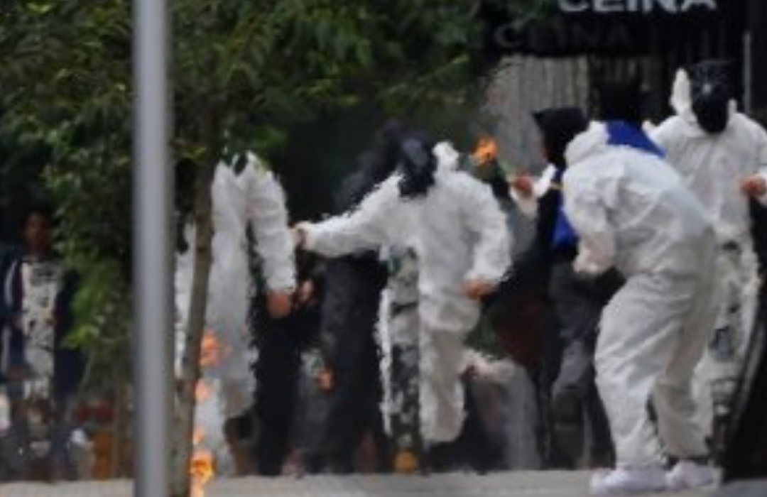 Encapuchados agredieron y lanzaron bencina a tres profesoras del Instituto Nacional