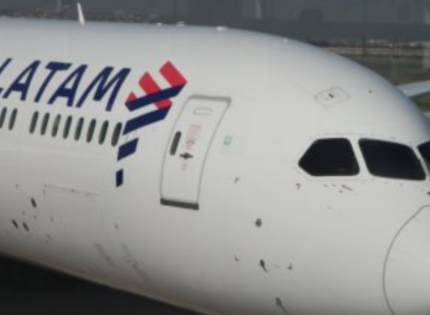 Un sindicato de pilotos de Latam votó la huelga: 97% a favor