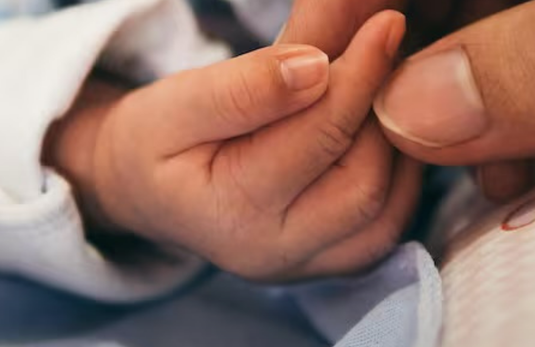 Baja natalidad en Chile: las propuestas de Boric y Kast para frenar esta tendencia