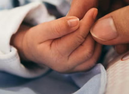 Baja natalidad en Chile: las propuestas de Boric y Kast para frenar esta tendencia