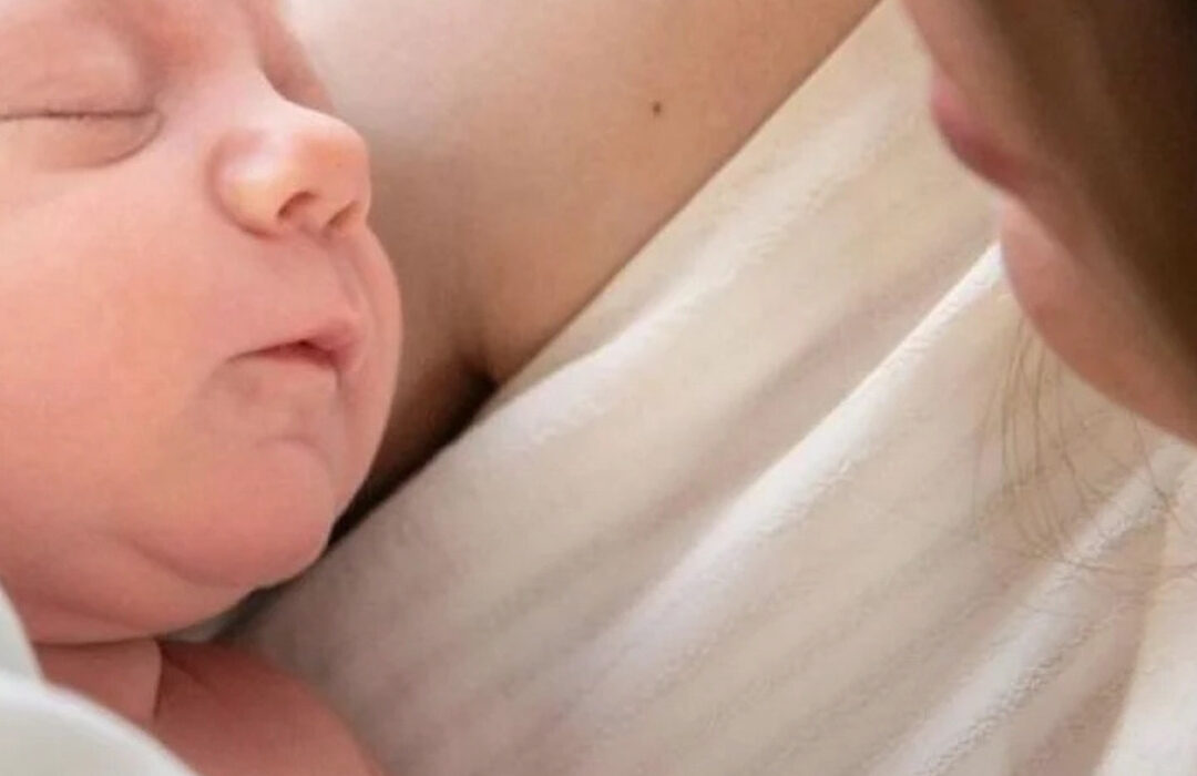 Abren convocatoria para voluntarios que abracen recién nacidos abandonados