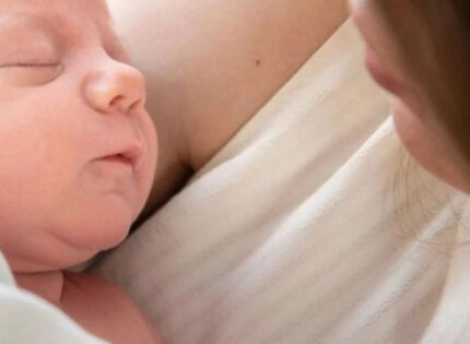 Abren convocatoria para voluntarios que abracen recién nacidos abandonados