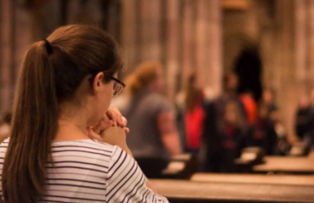 La generación Z va a la iglesia más a menudo que las generaciones mayores: nuevo informe