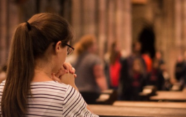 La generación Z va a la iglesia más a menudo que las generaciones mayores: nuevo informe