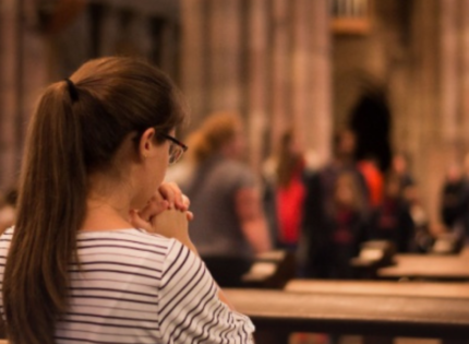 La generación Z va a la iglesia más a menudo que las generaciones mayores: nuevo informe