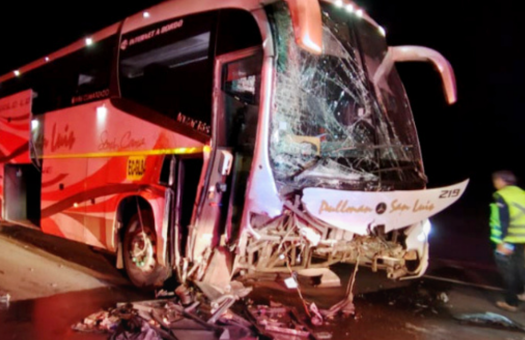 Cinco fallecidos, tres de ellos menores de edad, deja violenta colisión de auto con bus en Antofagasta