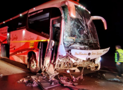 Cinco fallecidos, tres de ellos menores de edad, deja violenta colisión de auto con bus en Antofagasta