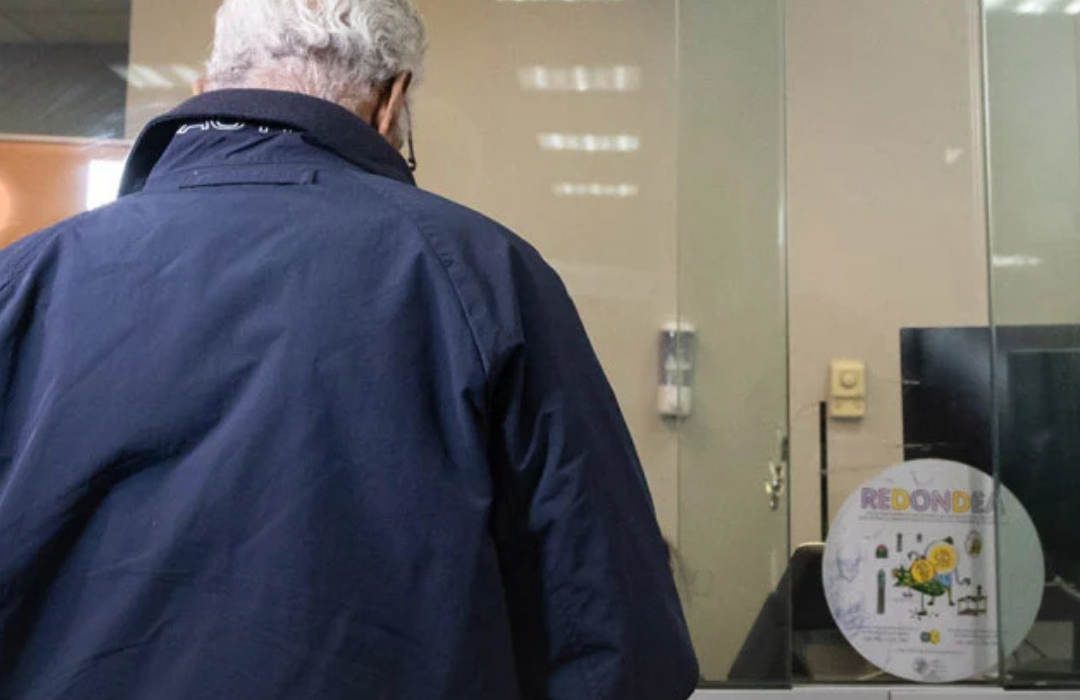 Coincidiendo con el rally alcista del metal precioso, Codelco celebró este miércoles que obtuvo la certificación de la London Bullion Market Association (LBMA) que acredita la calidad de los lingotes de plata que producen.  Y es que si bien el principal giro de la estatal es el cobre, la plata también surge como un subproducto de la extracción y procesamiento del mineral.  Según Codelco, actualmente producen unas 200 toneladas anuales mediante su Planta Recuperadora de Metales (PRM) y que ahora tiene la certificación Good Delivery de la LBMA, siendo el estándar más exigente a nivel global.  Lingotes de plata de Codelco logran certificación global de calidad  Para acceder al sello de calidad, se debió esperar a que la producción avanzara por al menos cuatro años, tiempo que se cumplió en pandemia y obligó a postergar el proceso que se retomó hace unos dos años.  Ahora, los lingotes de plata de Codelco son los primeros a nivel nacional en tener esta certificación que da cuenta del 99,99% de pureza, además de la alta calidad física y trazabilidad de los mismos.  Hasta la fecha, son 84 las plantas refinadoras a nivel global que cuentan con esta certificación, además de 66 para el oro, aunque en este caso la estatal no puede acceder al sello de calidad por su baja producción aurífera de solo dos toneladas anuales, frente a las más de 10 toneladas exigidas.  El vicepresidente de Comercialización de Codelco, Braim Chiple, destacó que la noticia “no sólo nos integra a un selecto grupo global, sino que también afianza nuestro compromiso con una producción de excelencia”  Y en esta línea, recalcó que la plata ha remarcado su papel como metal estratégico, donde en 2025 el precio de la onza troy se disparó casi 150%, superando en rendimiento al oro y actualmente rodeando los US$80. “Codelco está preparado para atender esa demanda con un producto certificado y competitivo”, sentenció Chiple.  Plata obtenida como subproducto del proceso de cobre  La Planta Recuperadora de Metales, emplazada en Mejillones, es operada mediante un joint venture entre la coreana LS-MnM (66%) y Codelco (34%).  Hasta allí llegan los barros anódicos -impurezas del proceso de refinamiento de ánodos de cobre y que pueden contener oro, plata, selenio, paladio y platino– de las refinerías de Chuquicamata, Ventanas y Potrerillos (Salvador), donde se logra separar los distintos metales y refinarlos.  El oro y la plata son directamente comercializados por Codelco, mientras que el resto de metales son vendidos por la propia planta, distribuyendo el valor entre las partes.  Angelo Rabagliati, gerente de Comercialización de Subproductos de Codelco, reveló en un comunicado de la estatal que se realizaron varios procedimientos en terreno para alcanzar el sello de calidad de la LBMA, además de la verificación de documentos de proveedores y pruebas físicas, todo evaluado por árbitros independientes “que revisaron muchos detalles, como la dimensión, superficie, apilamiento y pruebas químicas de pureza”.