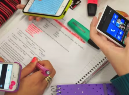 Uso de celulares por parte de profesores será regulado por reglamentos internos de cada establecimiento educacional
