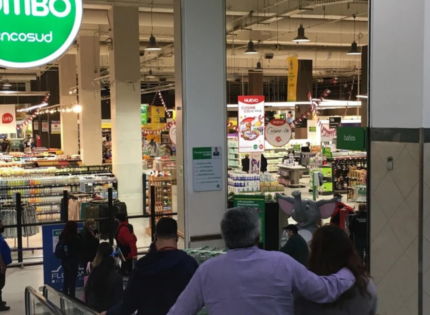 Jumbo deberá pagar $18 millones a cliente al que le robaron auto mientras compraba: No demostró que hubiera seguridad suficiente