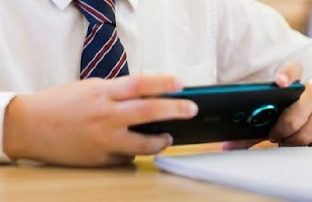 Prohibición de uso de celulares en colegios: superintendenta explica implementación y excepciones