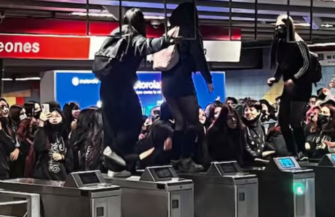 Protesta de estudiantes secundarios interrumpe servicio en estación Los Leones de la Línea 1 del Metro