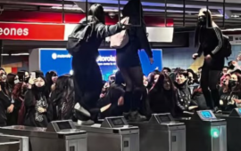 Protesta de estudiantes secundarios interrumpe servicio en estación Los Leones de la Línea 1 del Metro