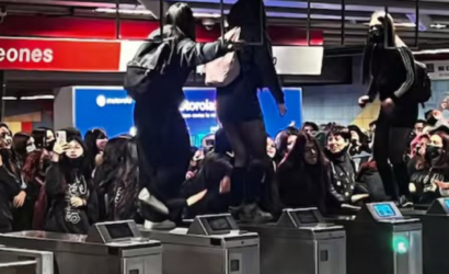 Protesta de estudiantes secundarios interrumpe servicio en estación Los Leones de la Línea 1 del Metro