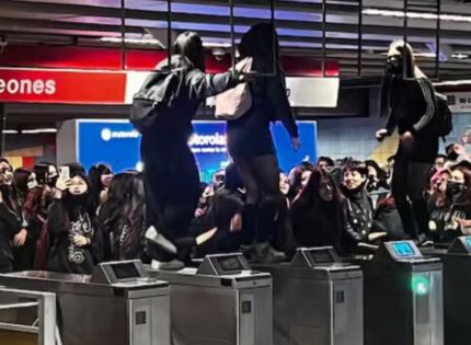 Protesta de estudiantes secundarios interrumpe servicio en estación Los Leones de la Línea 1 del Metro
