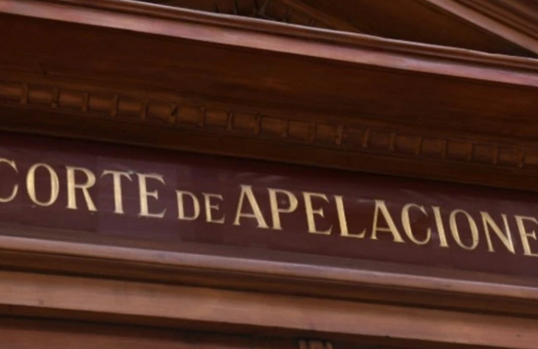 Apoderada atacó a estudiantes junto a hijo mayor que no era del colegio: Corte valida removerla y prohibir su ingreso