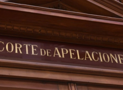 Apoderada atacó a estudiantes junto a hijo mayor que no era del colegio: Corte valida removerla y prohibir su ingreso