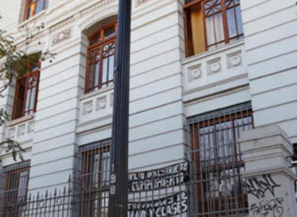 Estudiantes bajan toma y entregan el Liceo de Aplicación tras diálogo con autoridades