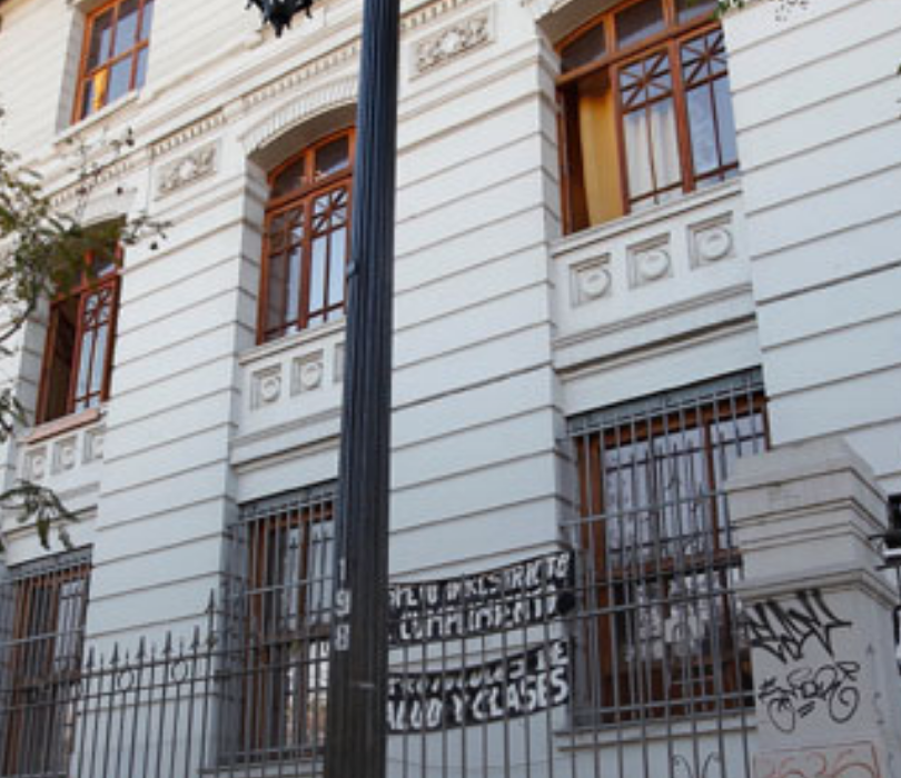 Estudiantes bajan toma y entregan el Liceo de Aplicación tras diálogo con autoridades