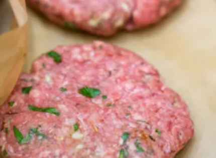 «El término medio no es opción»: la carne poco cocida no es igual de segura en filete y hamburguesa