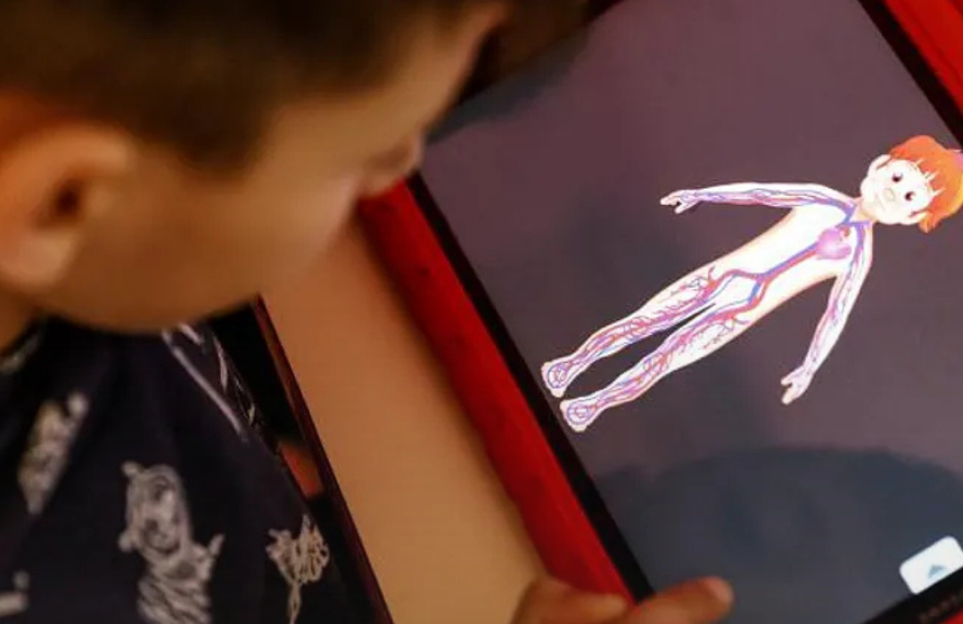 Las sociedades médicas recetan cero uso de pantallas a menores de seis años tras presentar 70 pruebas científicas: «Es el mayor hackeo cerebral de la historia»