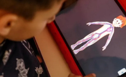 Las sociedades médicas recetan cero uso de pantallas a menores de seis años tras presentar 70 pruebas científicas: «Es el mayor hackeo cerebral de la historia»