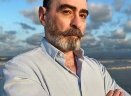 El prestigioso autor planteó en Infobae en Vivo su inquietud por el avance de las nuevas tecnologías sobre los derechos de autor. Contó cómo recientemente un sistema copió su estilo literario para replicarlo