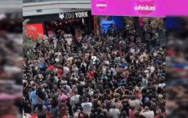 “Lluvia de plata”: caos en mall capitalino por llamado de influencers que repartieron dinero
