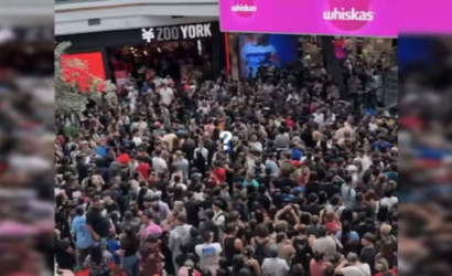 “Lluvia de plata”: caos en mall capitalino por llamado de influencers que repartieron dinero