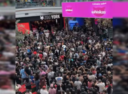 “Lluvia de plata”: caos en mall capitalino por llamado de influencers que repartieron dinero