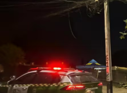 Ataque armado en una cancha de Maipú deja un fallecido y un lesionado en riesgo vital