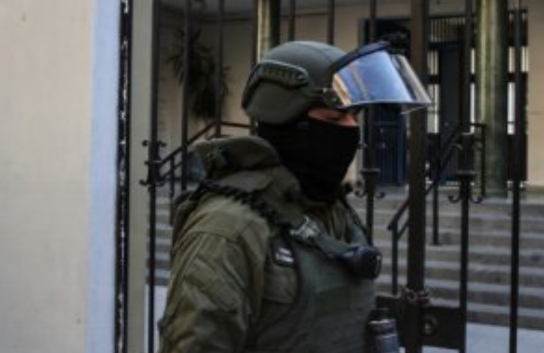 Alumnos de 13 y 15 años fueron sorprendidos con material incendiario en el Liceo Lastarria