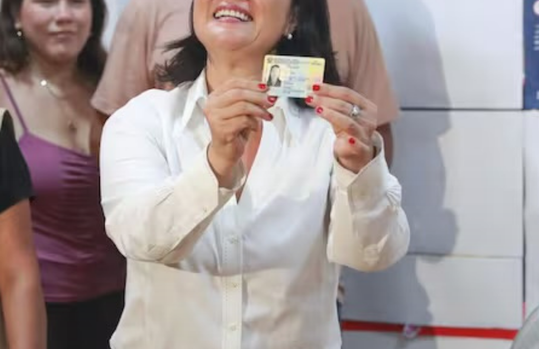 Keiko Fujimori lidera escrutinio oficial mientras espera definición de rival para el balotaje