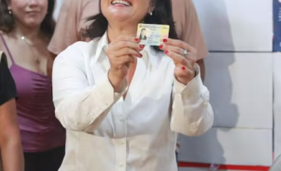Keiko Fujimori lidera escrutinio oficial mientras espera definición de rival para el balotaje