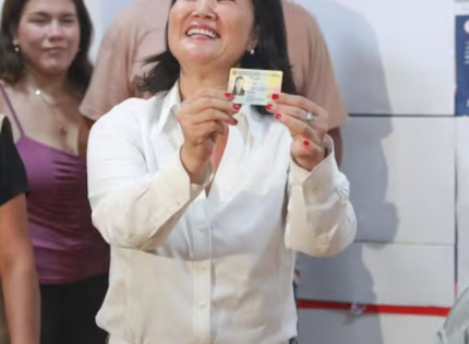Keiko Fujimori lidera escrutinio oficial mientras espera definición de rival para el balotaje