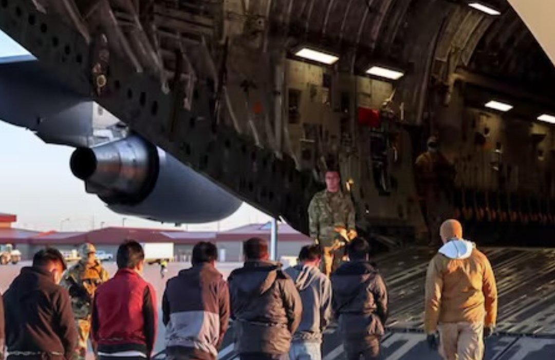 Casi 200 venezolanos son deportados desde Estados Unidos y recibidos en su país por autoridades