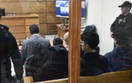 Sólo con arraigo nacional y firma: estudiantes que agredieron a ministra Lincolao quedan en libertad