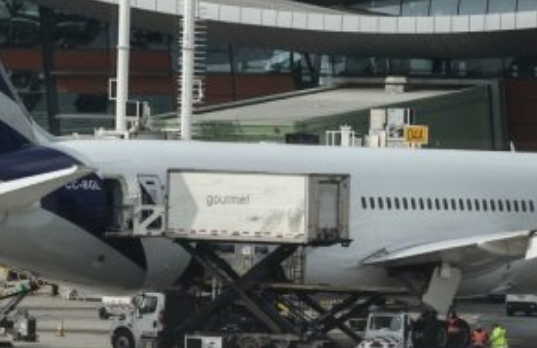 Aviones de Latam y Aerolíneas Argentinas colisionaron en el Aeropuerto de Santiago