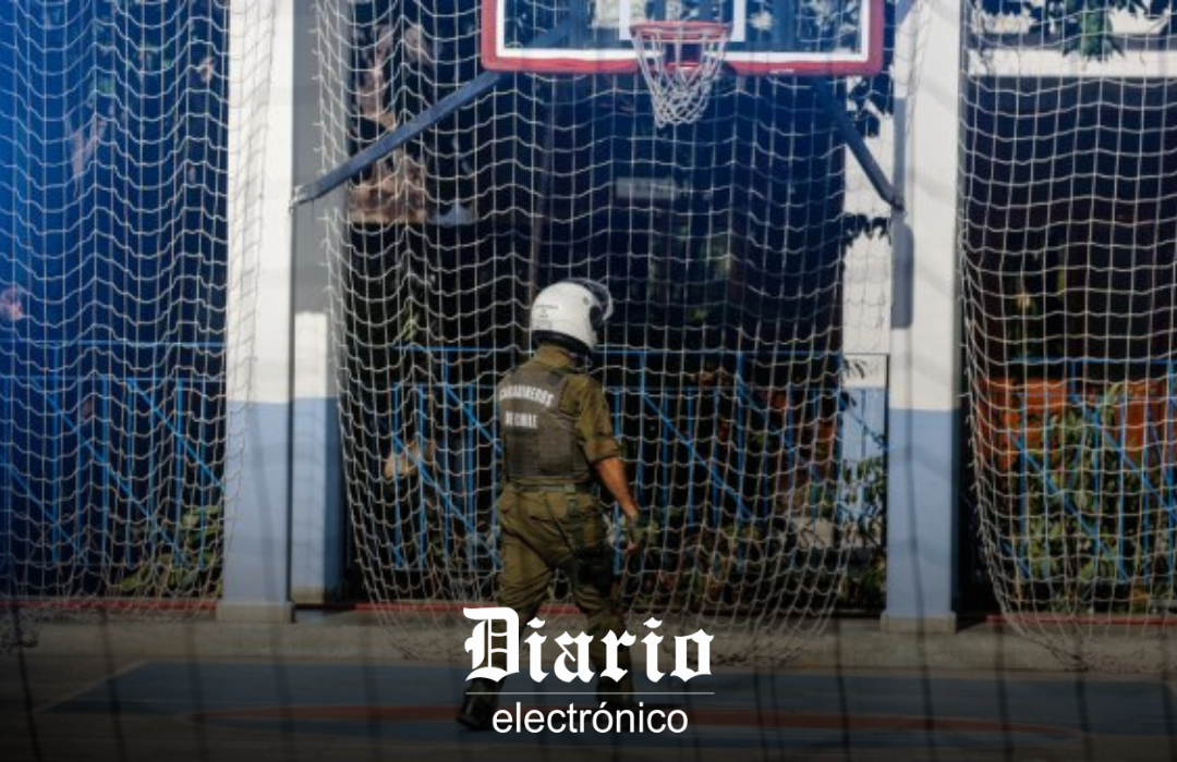 Alumno de nutrido prontuario atacó a profesor con arma a fogueo dentro de liceo en Quinta Normal