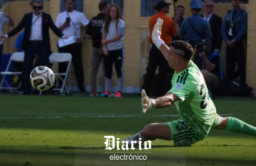 “Dibu» Martínez batió el récord de atajadas en una final de un Mundial