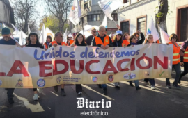 Colegio de Profesores inicia caminata hacia el Congreso: gremio acusa que educación pública “está muy amenazada”