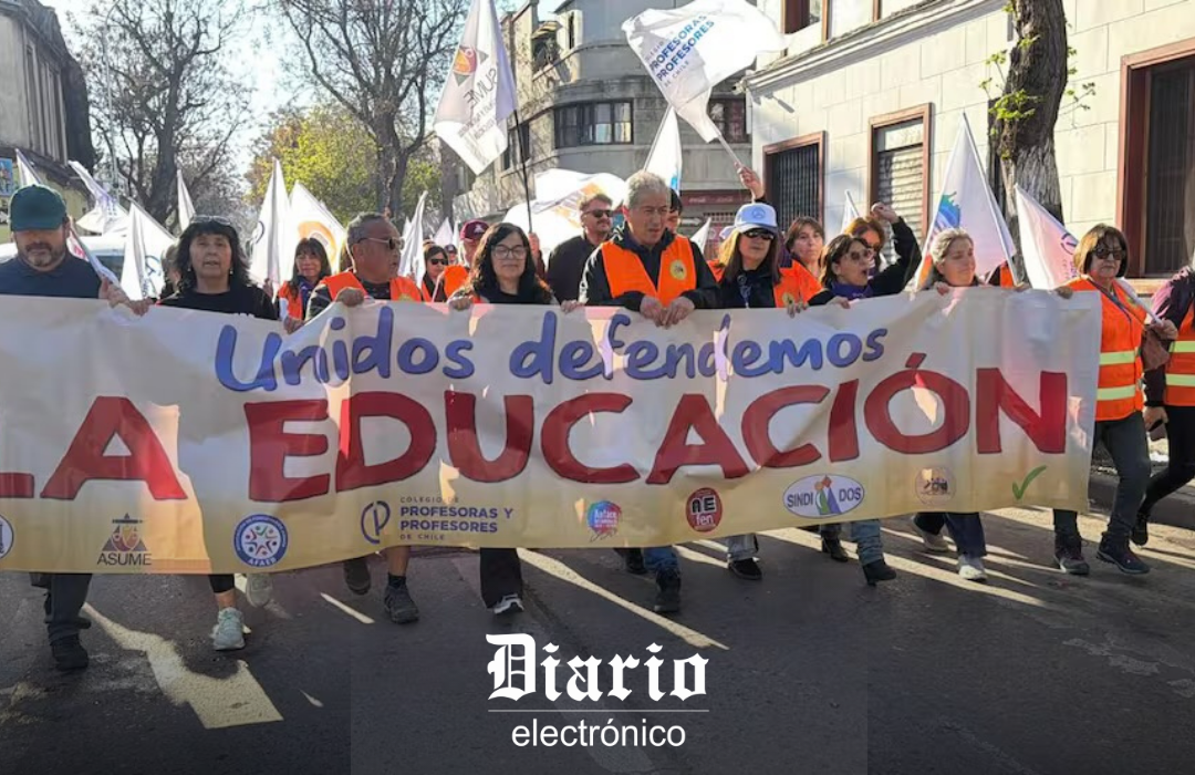 Colegio de Profesores inicia caminata hacia el Congreso: gremio acusa que educación pública “está muy amenazada”