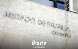 La Corte de Apelaciones de San Miguel tramita el recurso de protección de una pensionada de 72 años contra Enel Distribución Chile y la Superintendencia de Electricidad y Combustibles (SEC), en una disputa por una deuda eléctrica que llegó a $3.315.358 y que, según la afectada, se arrastra desde los últimos meses de vida de su marido.  Cuatro días después, la Corte de Santiago determinó que no era competente para conocer el caso, debido a que los efectos del acto denunciado se producían en San Miguel.  Los antecedentes fueron enviados al tribunal correspondiente y el 26 de agosto ingresaron a la Corte de Apelaciones de San Miguel. La causa continúa vigente y en tramitación.  Pero para la afectada la historia había comenzado mucho antes. En entrevista con El Desconcierto, recordó que su marido —quien padecía cáncer y falleció en noviembre de 2022— era quien se ocupaba de pagar las cuentas de la casa y ya había advertido variaciones después del cambio desde un medidor análogo a uno digital.  “Había unos meses en que salía muy baja la cuenta y otros que salía alta”, relató. Incluso durante sus hospitalizaciones, agregó, él intentaba mantenerse al día con los servicios básicos. La mujer resume ese periodo con una frase que todavía marca su relato: “Él se murió esperando solución”.  De los reclamos ante la SEC a la Corte  Tras el fallecimiento de su marido, según contó a este medio, la situación se volvió todavía más difícil. En noviembre de 2022 enfrentó un primer corte asociado a un cobro cercano a $400 mil, cifra muy superior a las cuentas habituales del domicilio, que, de acuerdo con su relato, rondaban los $40 mil o $42 mil.  Después aparecieron nuevos montos. La pensionada recuerda alrededor de $508 mil en diciembre y $1.390.388 en enero de 2023, relacionados con cobros que le fueron explicados como consumos que anteriormente no habrían sido facturados.  Desde entonces, asegura, una de sus principales preguntas ha sido cómo se determinaron esas cifras. “¿Qué bases de cálculo tenían? ¿Qué periodos exactos me estaban cobrando?”, planteó durante la entrevista con El Desconcierto.  La mujer comenzó a recurrir a la SEC en diciembre de 2022 y, según su relato y los antecedentes entregados a este medio, durante los años siguientes presentó distintos reclamos relacionados con la facturación y el suministro.  Los documentos de la SEC correspondientes a agosto de 2026 muestran que el conflicto seguía abierto. El 11 de agosto quedó registrado un “reclamo por saldo anterior que se desconoce”.  Allí se consignó que la ciudadana pedía analizar su boleta de julio porque se había realizado una refacturación de los montos inicialmente reclamados, pero todavía quedaba “una cifra importante como arrastre”. También solicitó información y una nueva refacturación en caso de corresponder.  Dos días después se abrió otro incidente ante la SEC, esta vez por problemas con el pago. En el registro se dejó consignado el relato de la usuaria: el 7 de agosto no habría podido pagar el suministro; el 11 llamó a la compañía y le habrían informado una prórroga hasta el 6 de septiembre; posteriormente, según esa misma constancia, ingresó un reclamo por el corte y los montos de la boleta.  El 18 de agosto, otro documento de atención ciudadana registró que existía una resolución de la SEC respecto de la cual la empresa aún no daba cumplimiento y que la mujer llevaba ocho días sin suministro.  La pensionada relató a El Desconcierto que anteriormente se había revisado su medidor y que no se habría constatado una manipulación.  También aseguró que, durante parte de la controversia, continuó pagando cifras cercanas a su consumo habitual, las que posteriormente aumentaron debido al alza de las tarifas.  Según su testimonio, pasó de desembolsar alrededor de $40 mil mensuales a aproximadamente $70 mil, y pudo realizar su último pago el 8 de julio de este año.  Su decisión de acudir a tribunales se produjo después de años de gestiones administrativas.  Enel Distribución y la orden de no innovar  El 27 de agosto, la Primera Sala de la Corte de Apelaciones de San Miguel aceptó la competencia que había declinado la Corte de Santiago y declaró admisible el recurso.  Además, ordenó solicitar informes a las recurridas dentro de cinco días. La resolución fue pronunciada por los ministros Carlos Cristóbal Farías Pino y Edwin Danilo Quezada Rojas, junto al abogado integrante Adelio Misseroni Raddatz.  Al día siguiente se produjo una decisión relevante para la pensionada. La Segunda Sala de la Corte, integrada por la ministra María Alejandra Rojas Contreras, el ministro suplente Hernán Bernardino García Mendoza y la abogada integrante Yasna Otárola Espinoza, concedió la orden de no innovar solicitada.  “Atendido el mérito de los antecedentes, se concede la orden de no innovar solicitada. Comuníquese por la vía más rápida”, estableció la resolución del 28 de agosto.  Los antecedentes judiciales muestran además que ese mismo día, a las 13:29 horas, un ministro de fe comunicó por correo electrónico la resolución a la recurrida. En esa notificación se indicó expresamente: “Se ordena su inmediato cumplimiento como recurrido”. La SEC también recibió la comunicación judicial.  Sin embargo, el 2 de septiembre la mujer volvió a presentar un escrito ante la Corte, esta vez para informar que continuaba sin suministro eléctrico. En el documento sostuvo que la orden de no innovar no se había materializado y solicitó al tribunal adoptar medidas para conseguir su cumplimiento efectivo.  La falta de electricidad, contó en entrevista con El Desconcierto, transformó aspectos básicos de su rutina. “No puedo comprar los alimentos que compraba por una semana, ya no lo puedo hacer porque no tengo cómo refrigerarlo”, relató.  También explicó que su calefón necesita electricidad y que ha debido buscar alternativas para lavar su ropa y realizar otras actividades cotidianas.  “Entonces es toda una dignidad mancillada”, sostuvo.  De acuerdo con su testimonio, sus hijas comenzaron a ayudarla con el lavado de ropa y, en los primeros días, también con las duchas. Un vecino instaló posteriormente un alargador desde su vivienda, lo que le permite disponer de energía limitada en la cocina, cargar teléfonos y utilizar ampolletas recargables.  También asegura haber gastado cerca de $280 mil en dos reparaciones del refrigerador y haber enfrentado problemas con el motor del portón eléctrico. En su presentación judicial, además, señaló que durante el periodo sin suministro tuvo que desechar alimentos perecibles y que distintos artefactos del hogar resultaron dañados.  La disputa por los $3,3 millones y una causa aún abierta  Mientras la orden de no innovar se encontraba vigente, ocurrió un nuevo episodio que la pensionada decidió informar a la Corte.  Según su presentación, una ejecutiva de Enel la llamó debido a sus reclamos ante la SEC y Conadecus y le ofreció un convenio para pagar en 48 cuotas los $3.315.358 que forman parte de la controversia.  El escrito sostiene que la ejecutiva habría señalado que la empresa efectuó los ajustes instruidos por la SEC y que estos se encontrarían correctamente realizados.  También habría ofrecido gestionar un denominado “convenio social” para personas pertenecientes al 40% más vulnerable del Registro Social de Hogares.  Se trata de afirmaciones consignadas por la recurrente en su presentación y sobre las cuales todavía no existe una sentencia definitiva que resuelva el fondo del conflicto.  La pensionada rechazó esa alternativa. “¿Cómo voy a hacer un convenio para pagar eso?”, explicó posteriormente a El Desconcierto. Para ella, aceptar cuotas implicaría asumir una obligación cuya procedencia precisamente está intentando discutir.  La recurrente acompañó además a la causa un mensaje que atribuye a la ejecutiva: “Fiscalía Enel, no ha recibido la orden judicial de reponer su servicio eléctrico hasta ahora”. Ese antecedente fue puesto en conocimiento del tribunal porque en el expediente consta que la orden había sido comunicada por la Corte el 28 de agosto.  En su escrito del 2 de septiembre, la mujer pidió que Enel Distribución restituya inmediatamente el suministro —proponiendo un plazo de 24 horas—, que no condicione la reposición a un convenio o al pago de la suma discutida mientras permanezca vigente la medida cautelar y que posteriormente informe documentalmente la fecha y hora en que se concrete.  Y según señaló a este medio, el suministro se le repuso el día viernes 4 de septiembre.  La lucha, dice, también ha tenido costos personales. Durante la entrevista recordó que en mayo de 2025 sufrió una caída cuando se dirigía a realizar trámites ante la SEC, episodio que terminó con una lesión en un codo y gastos médicos que, según calcula, superaron los $700 mil.  “Es constante, es como una condena”, dijo al describir los años que lleva intentando resolver el problema.  Hoy el recurso todavía está en tramitación, por lo que no existe una sentencia definitiva que determine si la deuda es correcta o improcedente ni que establezca responsabilidades finales de Enel Distribución o de la SEC. La orden de no innovar constituye una medida cautelar adoptada mientras se analiza el fondo de la acción.  Pese a los años de reclamos y a continuar enfrentando el conflicto, la pensionada asegura que seguirá adelante. En conversación con El Desconcierto definió así la desigualdad que siente al enfrentar el proceso: “Me siento como David contra Goliath al tratar de pedir justicia frente a una empresa tan grande”.  Y al pensar en otras personas mayores que puedan encontrarse frente a cobros que consideran incorrectos, sintetizó lo que espera conseguir después de este recorrido administrativo y judicial: “Buscar justicia, buscar la legalidad de nuestros derechos, exigir que se respeten los derechos”.